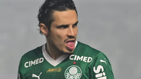 Raphael Veiga deve começar o jogo no banco de reservas.