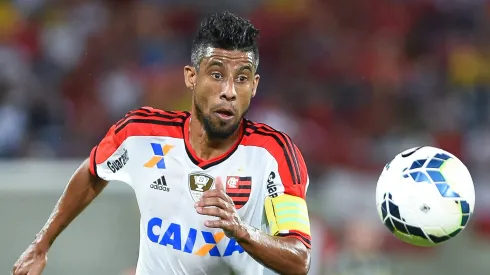 NATAL, BRAZIL – OCTOBER 01: Leo Moura of Flamengo struggles for the ball during a match between Flamengo and America RN as part of Copa do Brasil 2014 at Arena das Dunas on October 01, 2014 in Natal, Brazil. (Photo by Buda Mendes/Getty Images)