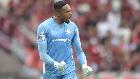Carlos Miguel goleiro do Palmeiras comemora seu gol durante partida contra o Flamengo no estadio Maracana pelo campeonato Brasileiro A 2025. Foto: Thiago Ribeiro/AGIF