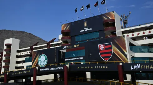 Delegação do Flamengo já está no Monumental para a decisão da Libertadores contra o Palmeiras.