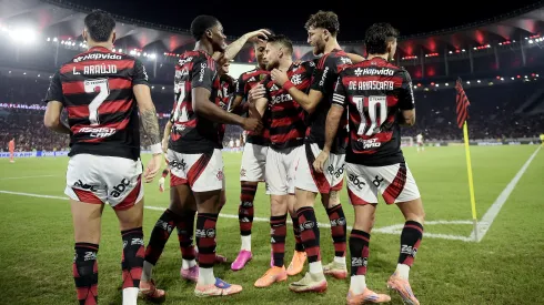 Jorginho jogador do Flamengo comemora seu gol com jogadores da equipe. Foto: Alexandre Loureiro/AGIF