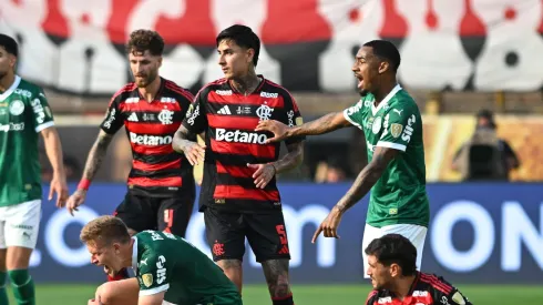 Momento que iniciou a confusão entre Palmeiras x Flamengo. Photo by Rodrigo Valle/Getty Images