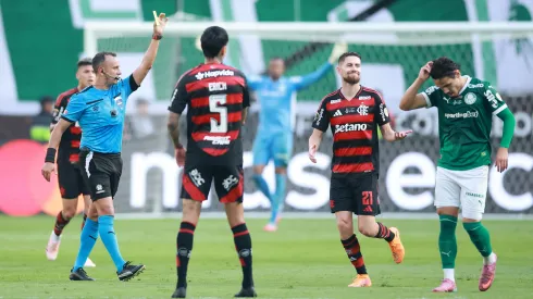 Entrada de Veiga em Carrascal gera pedido de expulsão em Palmeiras x Flamengo