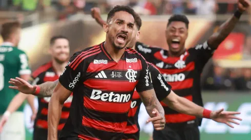 Danilo subiu mais que todos para colocar o Flamengo no topo da América (Photo by Hector Vivas)