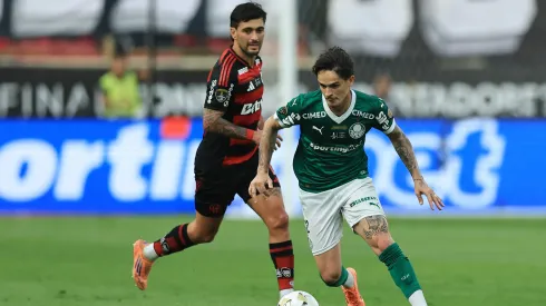LIMA, PERU – NOVEMBER 29: Khellven of Palmeiras is challenged by Giorgian de Arrascaeta of Flamengo during the 2025 Copa CONMEBOL Libertadores Final match between Palmeiras and Flamengo at Estadio Monumental on November 29, 2025 in Lima, Peru. (Photo by Buda Mendes/Getty Images)
