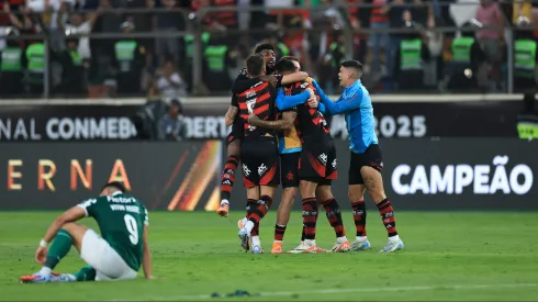 LIMA, PERU – NOVEMBER 29: Players of Flamengo celebrate after winning and becoming champions following the 2025 Copa CONMEBOL Libertadores Final match between Palmeiras and Flamengo at Estadio Monumental on November 29, 2025 in Lima, Peru. (Photo by Buda Mendes/Getty Images)