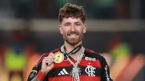 Léo Pereira com a medalha de campeão da Copa Libertadores 2025. (Photo by Hector Vivas/Getty Images)