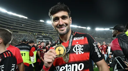 LIMA, PERU – NOVEMBER 29: Giorgian de Arrascaeta of Flamengo celebrates with winner's medal after the 2025 Copa CONMEBOL Libertadores Final match between Palmeiras and Flamengo at Estadio Monumental on November 29, 2025 in Lima, Peru. (Photo by Rodrigo Valle/Getty Images)