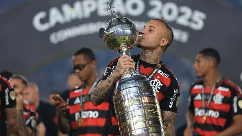 LIMA, PERU – NOVEMBER 29: Everton of Flamengo celebrates with the trophy after winning the 2025 Copa CONMEBOL Libertadores Final match between Palmeiras and Flamengo at Estadio Monumental on November 29, 2025 in Lima, Peru. (Photo by Buda Mendes/Getty Images)
