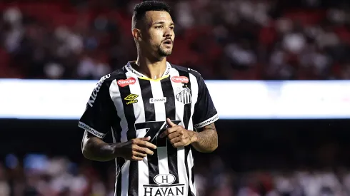 SP – SAO PAULO – 20/04/2025 – BRASILEIRO A 2025, SAO PAULO X SANTOS – ze ivaldo jogador do Santos durante partida contra o Sao Paulo no estadio Morumbi pelo campeonato Brasileiro A 2025. Foto: Fabio Giannelli/AGIF