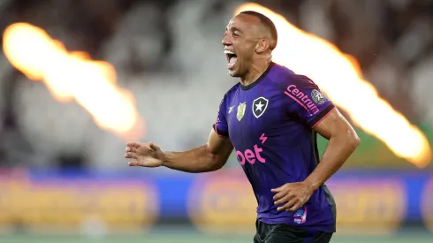 Marçal pode jogar mais uma vez como zagueiro