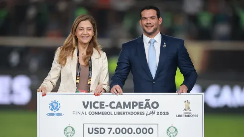 Leila recebendo o cheque de vice-campeão da América