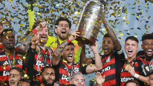 Jogadores do Flamengo comemorando título da Copa Libertadores. (Photo by Hector Vivas/Getty Images)