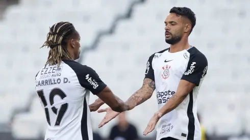 Raniele jogador do Corinthians comemora seu gol com Carrillo – Foto: Joisel Amaral/AGIF