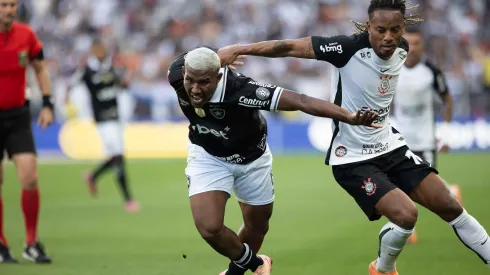 Cuiabano, jogador do Botafogo, sofre falta de carillo durante partida contra o Corinthians no estádio Arena Corinthians pelo campeonato Brasileiro A 2025. Foto: Joisel Amaral/AGIF