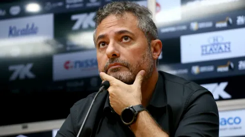 Mattos em coletiva de imprensa pelo Santos