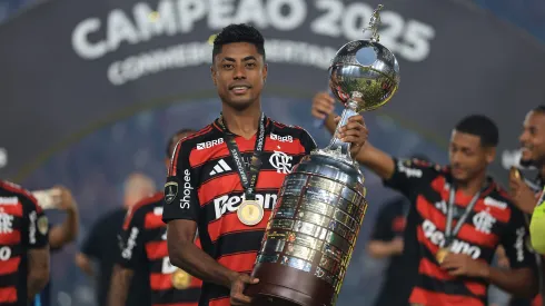 Bruno Henrique com a taça da Libertadores após Palmeiras x Flamengo – (Photo by Buda Mendes/Getty Images)