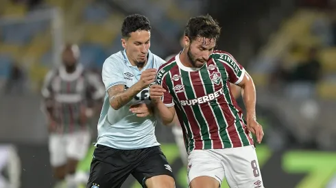 Martinelli jogador do Fluminense disputa lance com Dodi jogador do Grêmio – Foto: Thiago Ribeiro/AGIF
