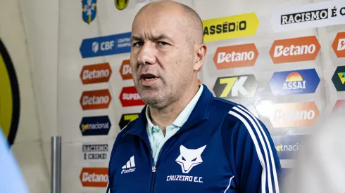 Leonardo Jardim desabafou sobre gramados sintéticos. Foto: Samuel Andrade/Cruzeiro