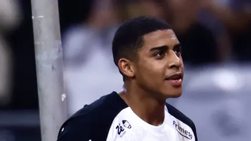 Gui Negão comemorando gol pelo Timão.