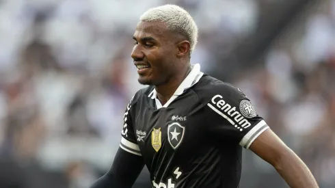Cuiabano jogador do Botafogo durante partida contra o Corinthians no estadio Arena Corinthians pelo campeonato Brasileiro A 2025. Foto: Joisel Amaral/AGIF