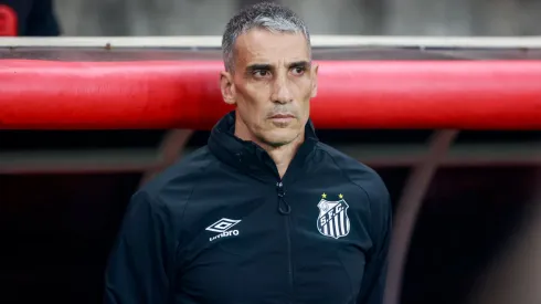 Juan Pablo Vojvoda luta contra o rebaixamento no Santos – Foto: Luiz Erbes/AGIF