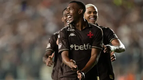 Rayan jogador do Vasco comemora seu gol com jogadores do seu time durante partida contra o Juventude no estadio Sao Januario pelo campeonato Brasileiro A 2025. Foto: Jorge Rodrigues/AGIF