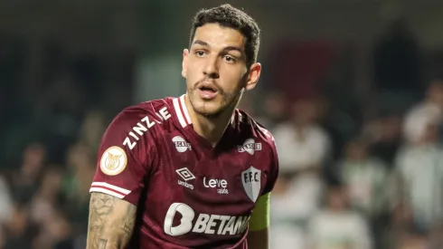 Zagueiro tem o futuro incerto – Foto: Robson Mafra/AGIF.