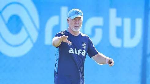 Mano Menezes comanda treino do Imortal