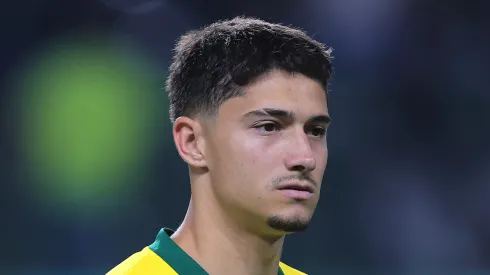 Emiliano Martínez em campo durante jogo no Allianz Parque.