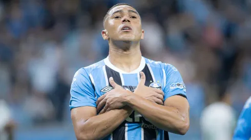 Carlos Vinicius jogador do Gremio comemora seu gol durante partida contra o Palmeiras no estadio Arena do Gremio pelo campeonato Brasileiro A 2025. Foto: Maxi Franzoi/AGIF