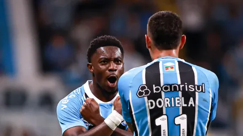 Amuzu em campo ao lado de Monsalve.