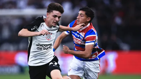 Breno Bidon jogador do Corinthians disputa lance com Herrera jogador do Fortaleza – Foto: Ettore Chiereguini/AGIF