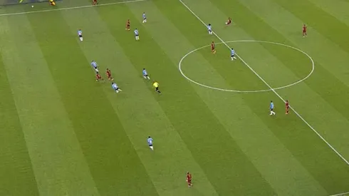 Frame do VAR exibido na Arena revela dúvida em condição de Lucho Acosta na origem em gol do Flu – Foto: Reprodução/Premiere