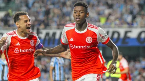 Vitão e Allan Patrick durante partida válida pelo Campeonato Brasileiro