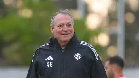 Abel Braga treinando o time em São Paulo