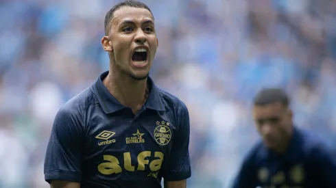 RS – PORTO ALEGRE – 28/09/2025 – BRASILEIRO A 2025, GREMIO X VITORIA – Andre Henrique jogador do Gremio comemora seu gol durante partida contra o Vitoria no estadio Arena do Gremio pelo campeonato Brasileiro A 2025. Foto: Maxi Franzoi/AGIF