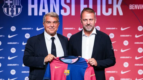 Hansi Flick e Laporta – Foto: Eric Alonso/Getty Images