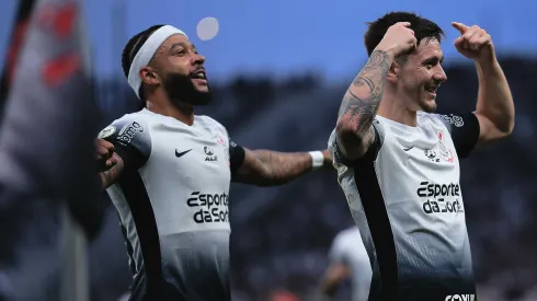 Garro, jogador do Corinthians, comemora seu gol com Memphis Depay jogador da sua equipe durante partida contra o Atletico-GO no estadio Arena Corinthians pelo campeonato Brasileiro A 2024. Foto: Ettore Chiereguini/AGIF