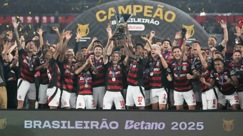 RJ – RIO DE JANEIRO – 03/12/2025 – BRASILEIRO A 2025, FLAMENGO X CEARA – Arrascaeta jogador do Flamengo levanta a taca de campeao durante cerimonia de premiacao ao final da partida contra o Ceara no estadio Maracana pela decisao do campeonato Brasileiro A 2025. Foto: Jorge Rodrigues/AGIF