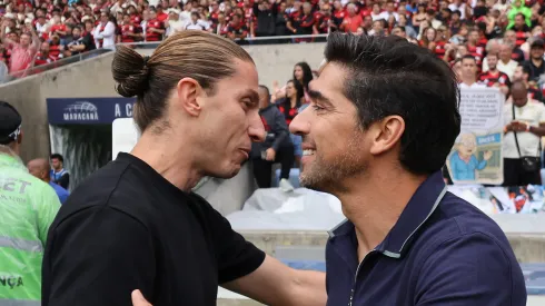 Filipe Luís abraçando Abel Ferreira –
Foto: Wagner Meier/Getty Images