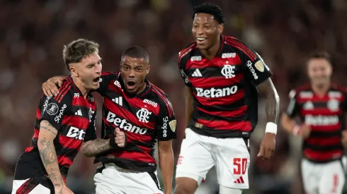 De La Cruz ao lado de Varela e Plata