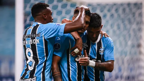 RS – PORTO ALEGRE – 08/04/2025 – COPA SUL-AMERICANA 2025, GREMIO X ATLETICO GRAU – Matias Arezo jogador do Gremio comemora seu gol com jogadores do seu time durante partida contra o Atletico Grau no estadio Arena do Gremio pelo campeonato Copa Sul-americana 2025. Foto: Maxi Franzoi/AGIF