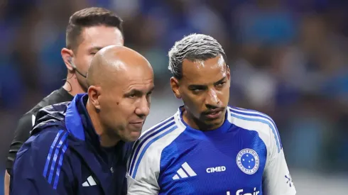 Leonardo Jardim dando instruções para Matheus Pereira.