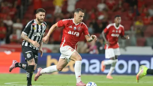 Internacional e Santos são duas equipes que ainda brigam contra rebaixamento à Série B – Foto: Ricardo Duarte/SCI