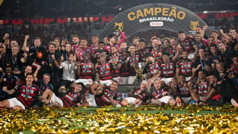 RJ – RIO DE JANEIRO – 03/12/2025 – BRASILEIRO A 2025, FLAMENGO X CEARA – Jogadores do Flamengo comemoram titulo de campeao apos partida contra o Ceara no estadio Maracana pela decisao do campeonato Brasileiro A 2025. Foto: Jorge Rodrigues/AGIF