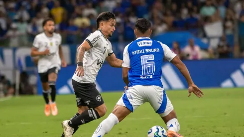 Artur tenta jogada em cima da marcação de Kaiki Bruno durante o 1º tempo de Cruzeiro e Botafogo