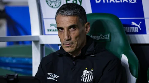 SP – SAO PAULO – 06/11/2025 – BRASILEIRO A 2025, PALMEIRAS X SANTOS – Juan Pablo Vojvoda tecnico do Santos durante partida contra o Palmeiras no estadio Arena Allianz Parque pelo campeonato Brasileiro A 2025. Foto: Fabio Giannelli/AGIF
