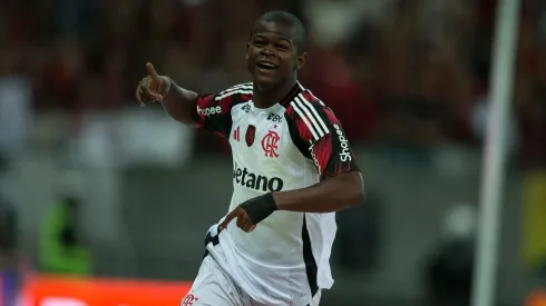 Douglas Telles hace felices a los aficionados del Flamengo en Mirassol