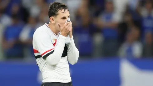 MG – BELO HORIZONTE – 30/08/2025 – BRASILEIRO A 2025, CRUZEIRO X SAO PAULO – Patryck jogador do Sao Paulo lamenta durante partida contra o Cruzeiro no estadio Mineirao pelo campeonato Brasileiro A 2025. Foto: Gilson Lobo/AGIF